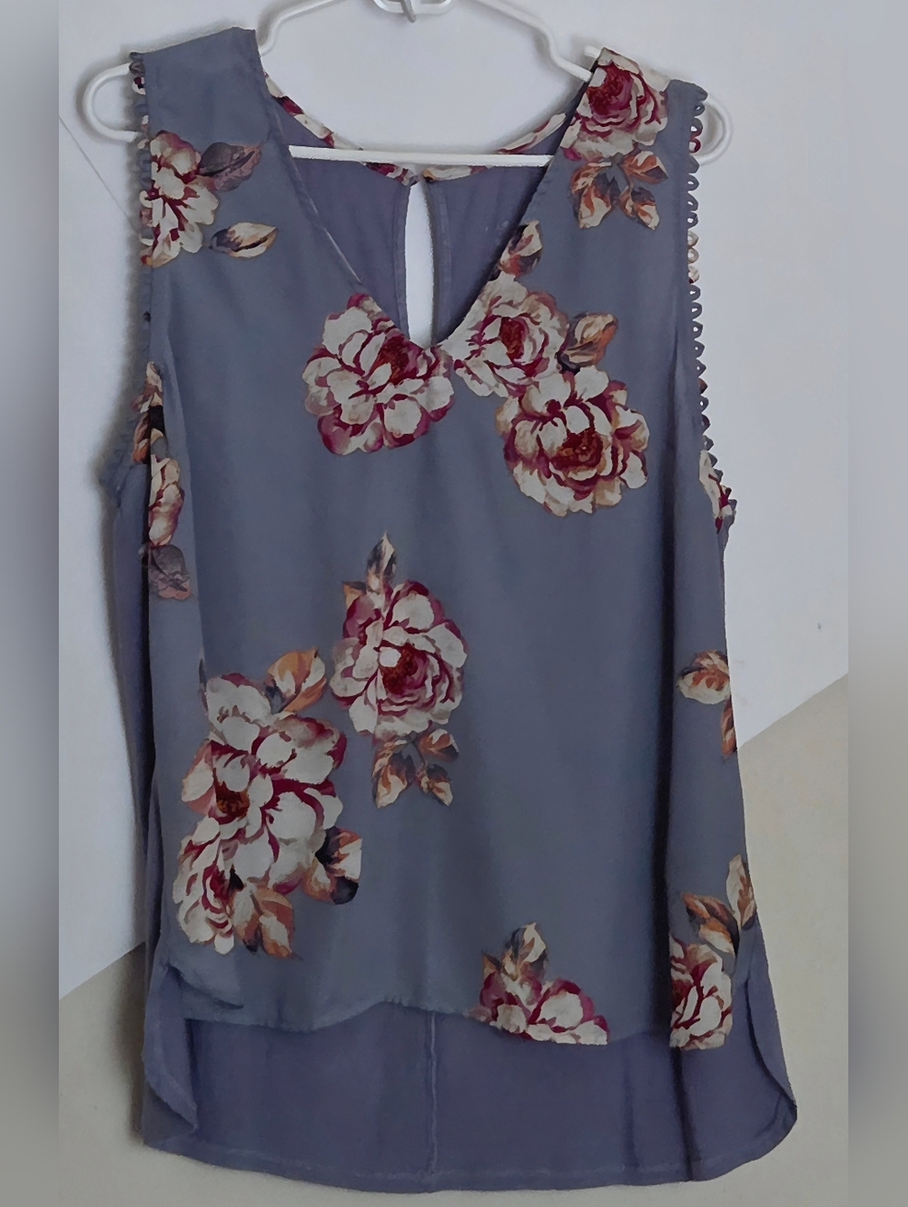 Floral Sleeveless V-Neck Women's Blouse in Slate Gray (Sz. XL)